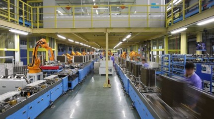 美的空調(diào)總裝線采用機(jī)器人,將只保留三成工人-中國管理咨詢網(wǎng)(chnmc.com)